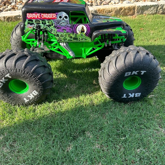 Monster Jam MEGA Remote Controled Grave Digger! - Picture 5 of 5